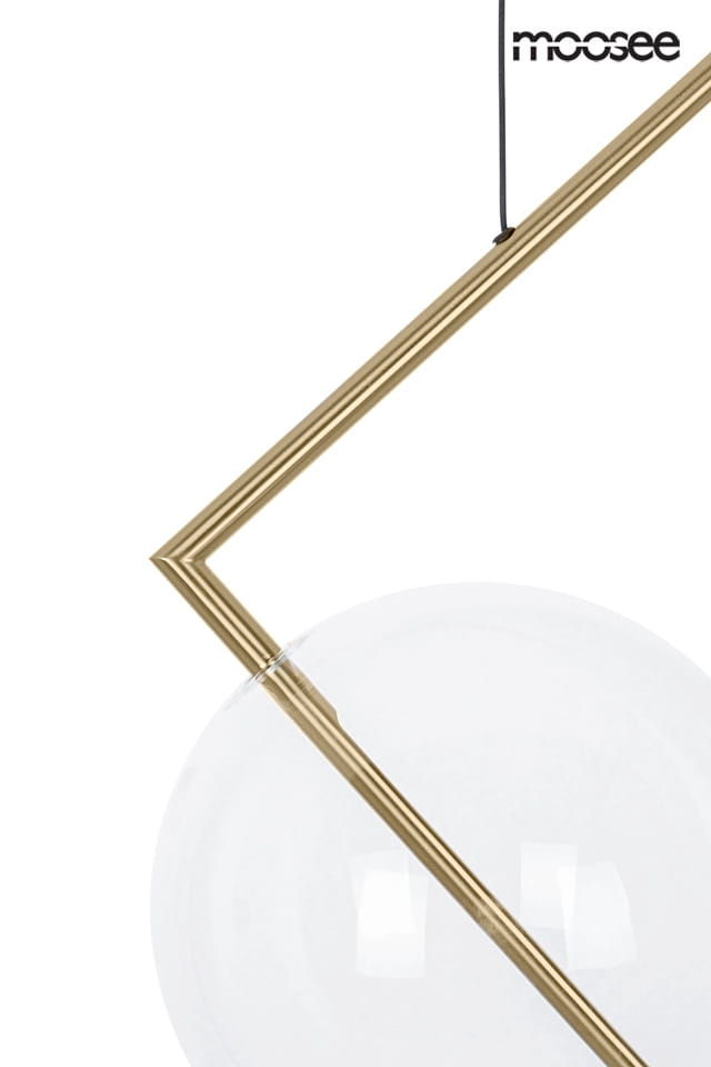 Lampa wisząca Echo z metalowym, złotym ramieniem w kształcie litery L oraz okrągłym kloszem z przezroczystego szkła. Produkt zawiera jedną diodę LED o mocy 3W. Zawieszona na czarnym przewodzie, widok z boku.