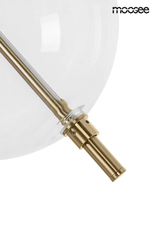 Lampa wisząca Echo w kolorze złotym, z przezroczystym kloszem. Widoczny metalowy uchwyt i elementy mocujące. Zbliżenie na detal połączenia klosza z zawieszeniem. Idealna do nowoczesnych wnętrz.