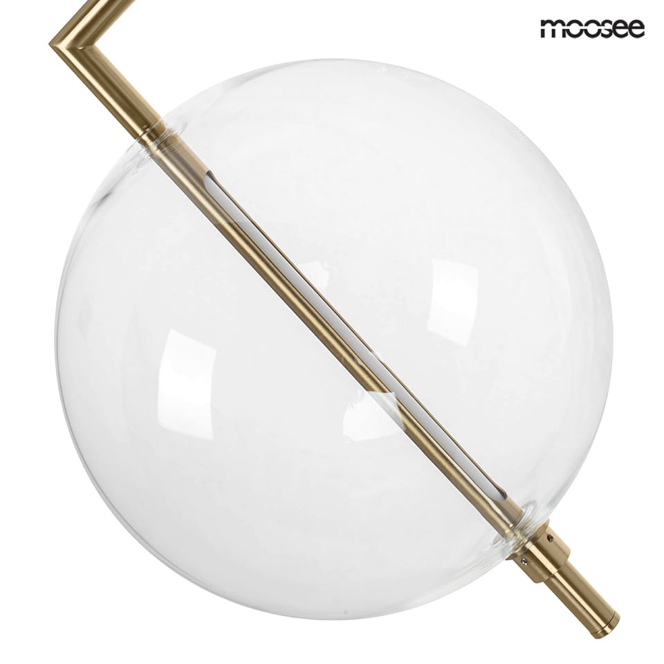 Lampa wisząca Echo z przezroczystą kulą i złotym metalowym uchwytem, z widoczną żarówką LED 3W. Zbliżenie na detal konstrukcji, w pozycji wiszącej, na jednolitym tle. Wysoka jakość materiałów i nowoczesny design.