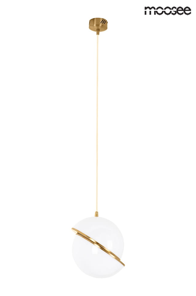 Lampa wisząca Globe 25 o wymiarach 1xE27, z białym, okrągłym kloszem i złotym detalem w formie obręczy. Zawieszona na cienkim, złotym przewodzie, z metalowym mocowaniem sufitowym w tym samym kolorze. Idealna do nowoczesnych wnętrz.
