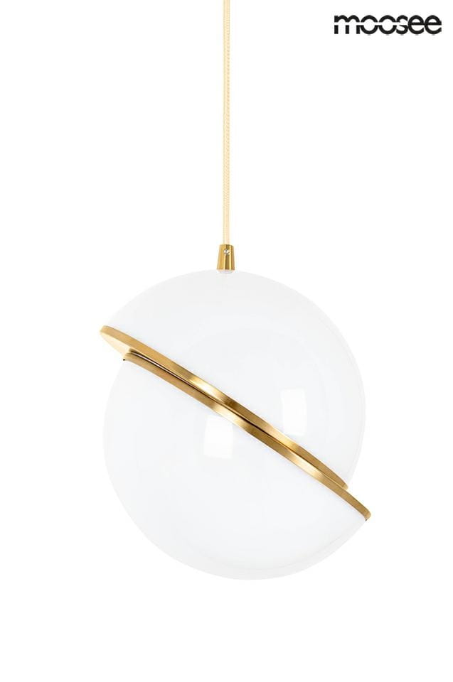 Lampa wisząca Globe 25 o złotej oprawie, z białym, półprzezroczystym kloszem w kształcie kuli, zawieszona na złotym przewodzie. Produkt zamontowany w pozycji wiszącej, idealny do nowoczesnych wnętrz.