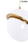 Lampa wisząca Globe 25, z białym, zaokrąglonym kloszem i złotym, metalowym pierścieniem. Zawieszona na cienkim przewodzie, idealna do nowoczesnych wnętrz. E27, 1x żarówka.