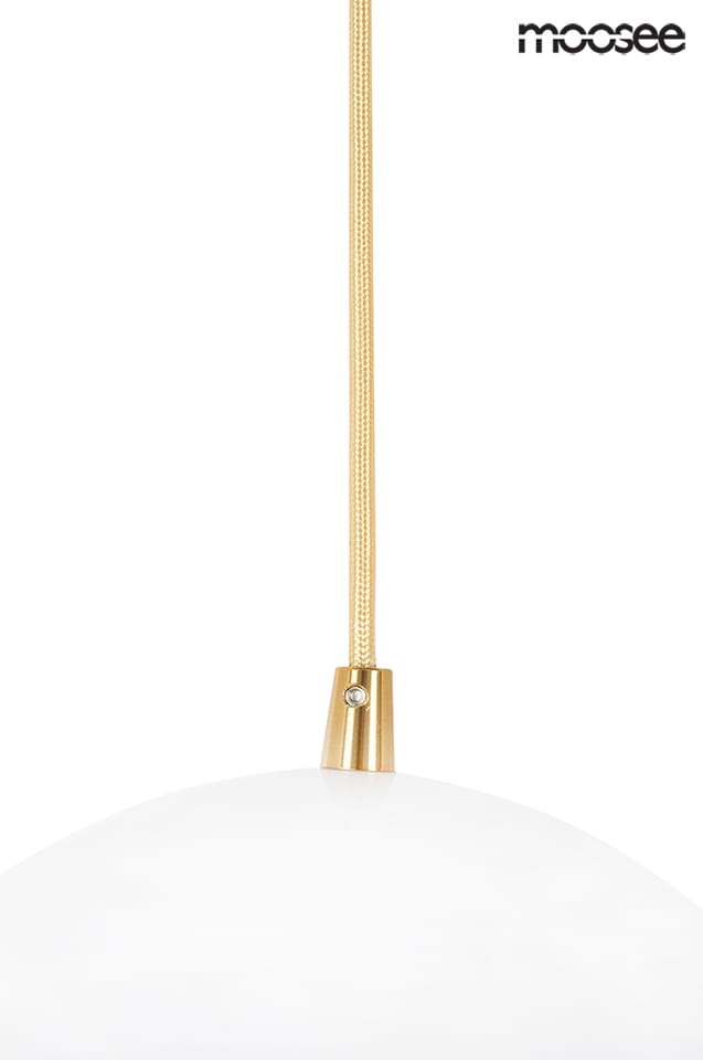 Lampa wisząca Globe 25 o złotym wykończeniu, z białym, okrągłym kloszem. Zawieszona na złotym przewodzie, z metalowym uchwytem. Idealna do nowoczesnych wnętrz.
