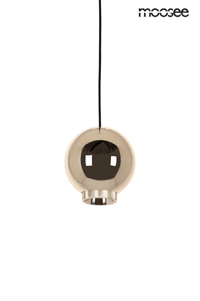 Lampa wisząca Ojo w złotym kolorze z jedną żarówką LED 7W. Okrągła forma z lustrzanym wykończeniem, zawieszona na cienkim czarnym przewodzie. Widoczny detal u dołu lampy. Tło białe.