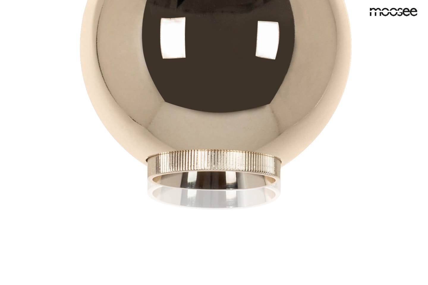Lampa wisząca Ojo w kolorze złotym, wykonana z metalu i szkła, z okrągłą, gładką kopułą. Widoczny metalowy pierścień z wykończeniem wzdłużnym na dolnej krawędzi. Ujęcie z dołu, ukazujące detal lampy oraz jej elegancki design.