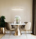 Lampa wisząca Ring Slim 60 w kolorze złotym, z jednym źródłem światła LED 20W. Zawieszona nad okrągłym stołem, w tle widoczne eleganckie krzesła i bukiet białych kwiatów w wazonie. Wnętrze o stonowanej kolorystyce.