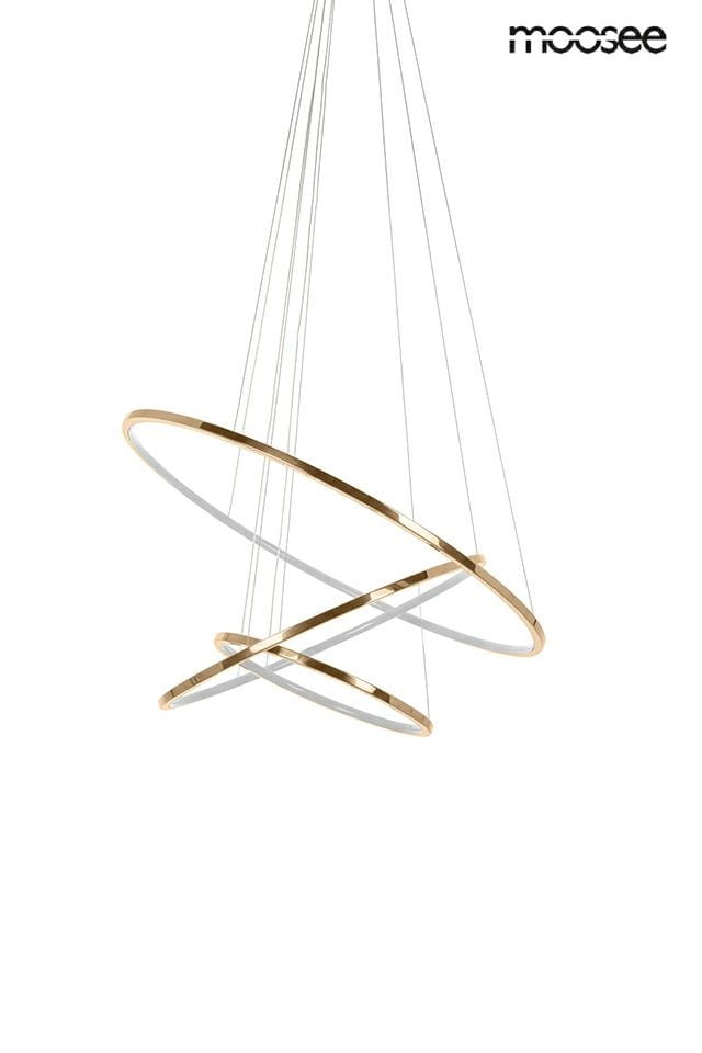 Lampa wisząca Ring Slim S w kolorze złotym, z trzema pierścieniami LED o mocy 50W. Zawieszona na cienkich linkach, prezentuje nowoczesny design. Ujęcie frontalne, na jednolitym tle, bez widocznych dodatkowych elementów.