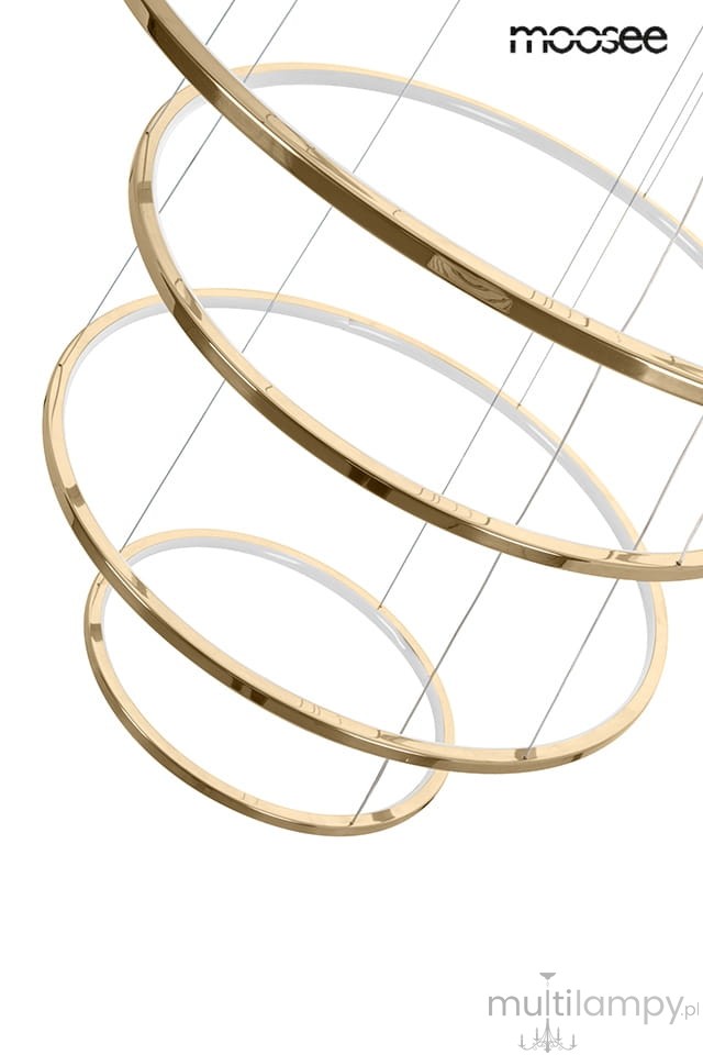 Lampa wisząca Ring Slim M w kolorze złotym, składająca się z trzech okrągłych pierścieni LED. Zawieszona na cienkich linkach, prezentuje nowoczesny design. Widoczne logo producenta.