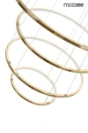 Lampa wisząca Ring Slim M w kolorze złotym, składająca się z trzech okrągłych pierścieni LED. Zawieszona na cienkich linkach, prezentuje nowoczesny design. Widoczne logo producenta.