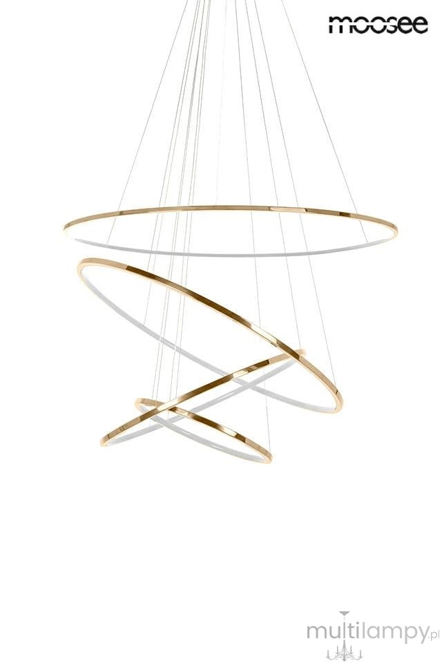 Lampa wisząca Ring Slim M z pilotem, 4xLED/88W, w kolorze złotym. Składa się z trzech okrągłych pierścieni o różnych średnicach, zawieszonych na cienkich linkach. Tło białe, co podkreśla elegancki design lampy.