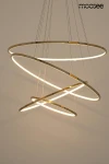 Lampa wisząca Ring Slim M w złotym kolorze z czterema pierścieniami LED, zawieszona na cienkich linkach. Światło emituje z wewnętrznych krawędzi pierścieni, tworząc nowoczesny efekt świetlny.