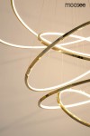 Lampa wisząca Ring Slim L z pięcioma diodami LED, złota. Składa się z trzech okręgów o różnej średnicy, zawieszonych na cienkich linkach. Emituje ciepłe światło, nadając elegancki wygląd. Widoczne logo producenta.
