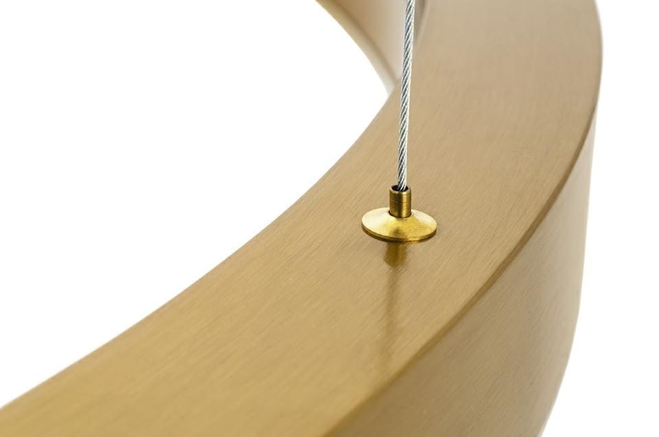 Lampa wisząca Ring 40/60/60 w kolorze złotym, z trzech źródeł LED, widok z boku. Zbliżenie na detal uchwytu mocującego z metalowym elementem. Gładka, matowa powierzchnia. Idealna do nowoczesnych wnętrz.