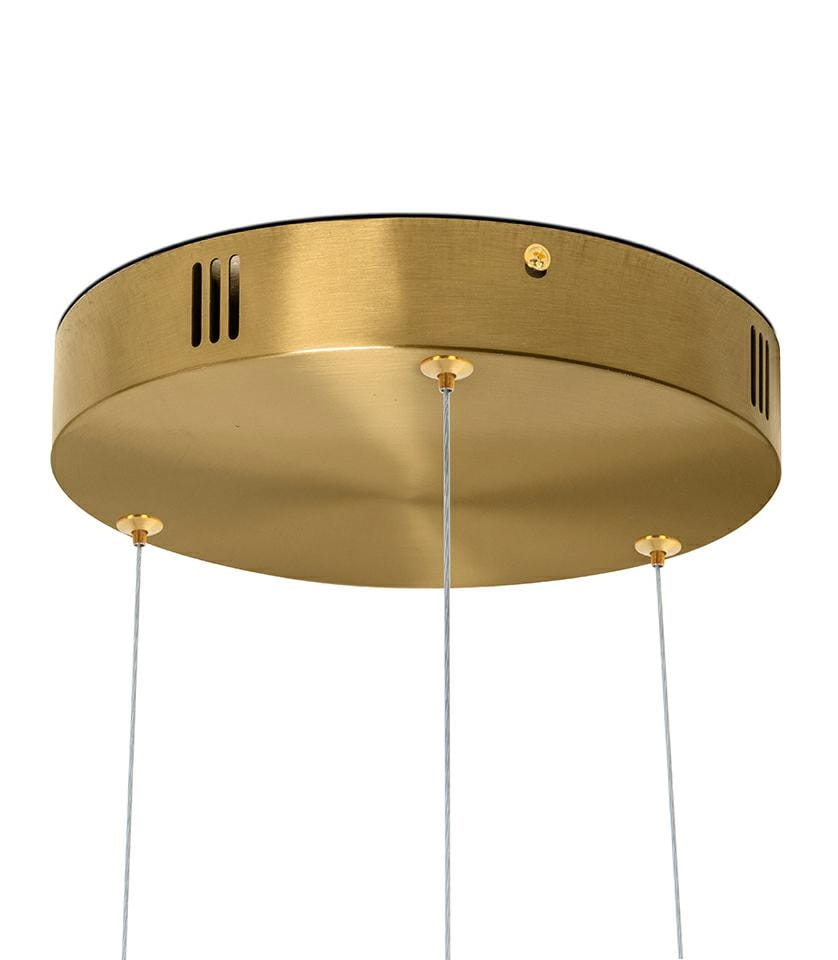 Lampa wisząca Ring 40/60/60 z trzema źródłami LED, o mocy 101W. Metalowa, okrągła podstawa w kolorze złotym. Widoczne dwa przewody zawieszenia oraz otwory wentylacyjne na górze.