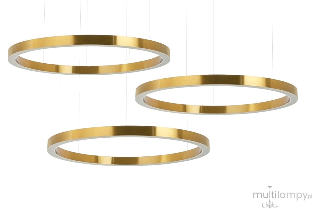 Lampa wisząca Ring 100/100/100 z trzema okrągłymi ramami w kolorze złotym, zawieszona na cienkich linkach. Każda rama ma białe wykończenie wewnętrzne. Oświetlenie LED o mocy 225W. Ujęcie frontalne, pokazujące wszystkie trzy elementy.