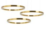 Lampa wisząca Ring 100/100/100 z trzema okrągłymi ramami w kolorze złotym, zawieszona na cienkich linkach. Każda rama ma białe wykończenie wewnętrzne. Oświetlenie LED o mocy 225W. Ujęcie frontalne, pokazujące wszystkie trzy elementy.