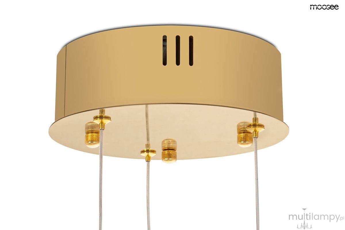 Lampa wisząca Liberty 3B w kolorze złotym z trzema źródłami LED. Okrągła, metalowa podsufitka z widocznymi gwintami i przezroczystymi przewodami. Kąt ujęcia z góry, ukazujący detale konstrukcji i elegancki design.