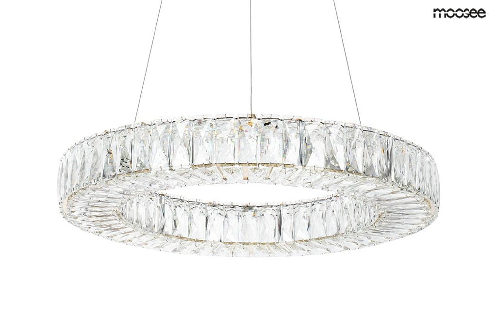 Lampa wisząca Allisia 80 o okrągłej formie, wykonana z przezroczystego szkła, z dekoracyjnymi elementami w kształcie diamentów. Zawieszona na cienkich linkach, zasilana jedną żarówką LED o mocy 43W. Kolor złoty podkreśla elegancję.