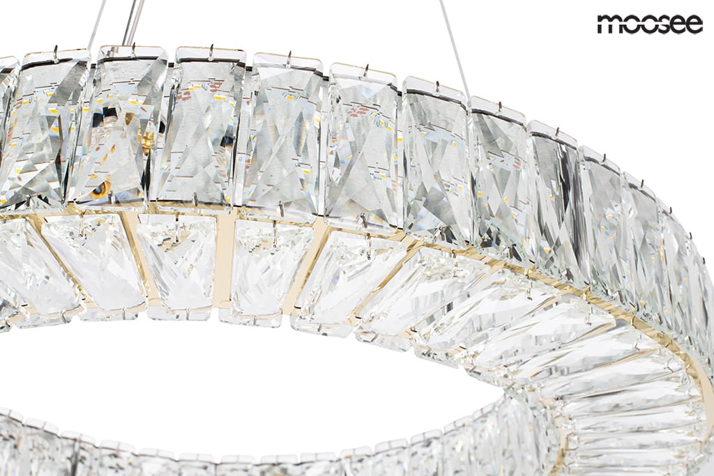 Lampa wisząca Allisia 80 z metalowym złotym stelażem, posiadająca 1xLED/43W. Wykonana z przezroczystego szkła, z dekoracyjnymi, diamentowymi elementami. Ujęcie z góry, pokazujące detale kryształów i ich błyszczące wykończenie.