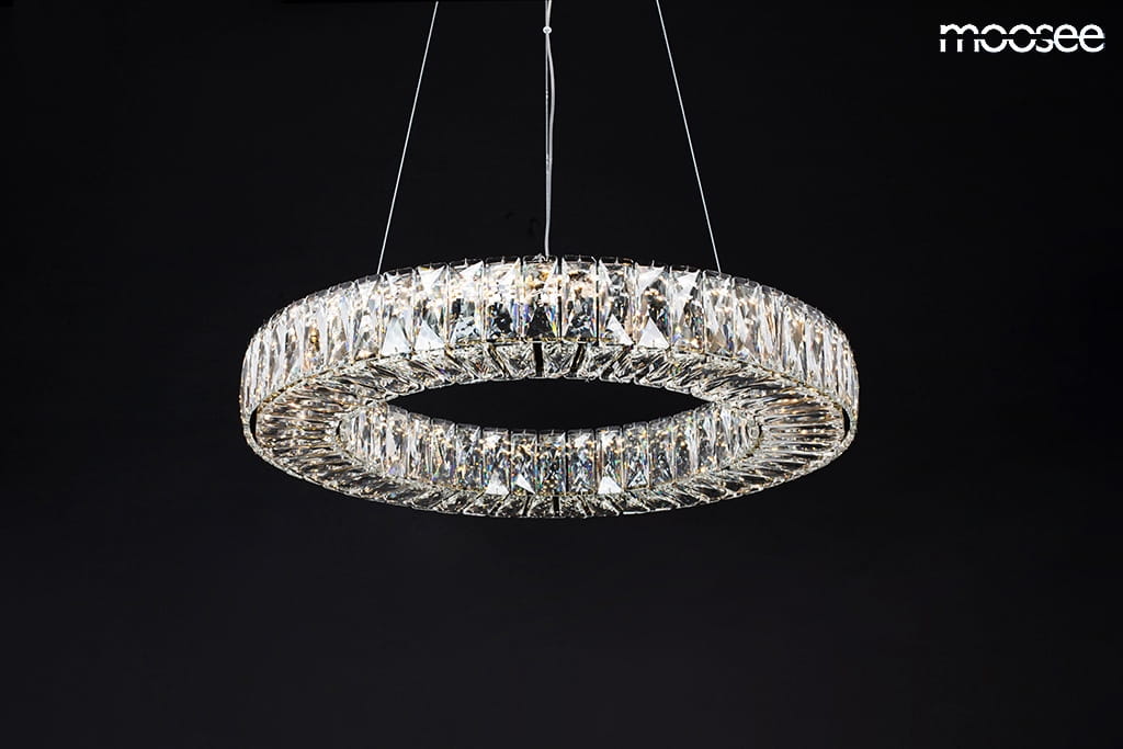 Lampa wisząca Allisia 80, złota, z jednym źródłem światła LED 43W. Okrągły kształt z dekoracyjnymi kryształkami, zawieszona na cienkich linkach. Tło ciemne, podkreślające elegancki design lampy.