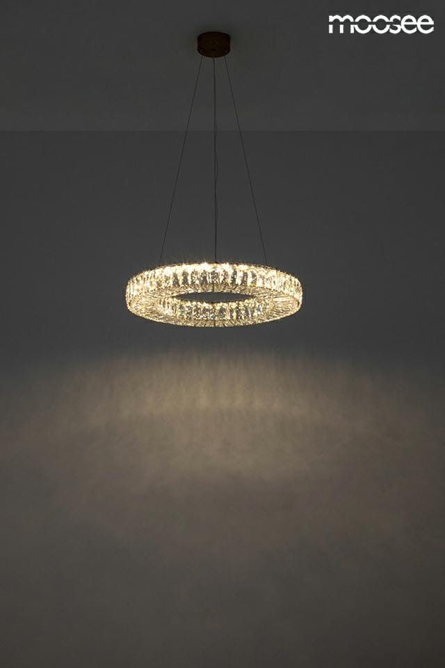 Lampa wisząca Allisia 80, okrągła, złota, z diodą LED 43W. Zawieszona na cienkich linkach, emitująca jasne światło. Nowoczesny design, idealna do eleganckich wnętrz. Tło ciemne, co podkreśla efekt świetlny.