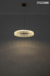 Lampa wisząca Allisia 80, okrągła, złota, z diodą LED 43W. Zawieszona na cienkich linkach, emitująca jasne światło. Nowoczesny design, idealna do eleganckich wnętrz. Tło ciemne, co podkreśla efekt świetlny.