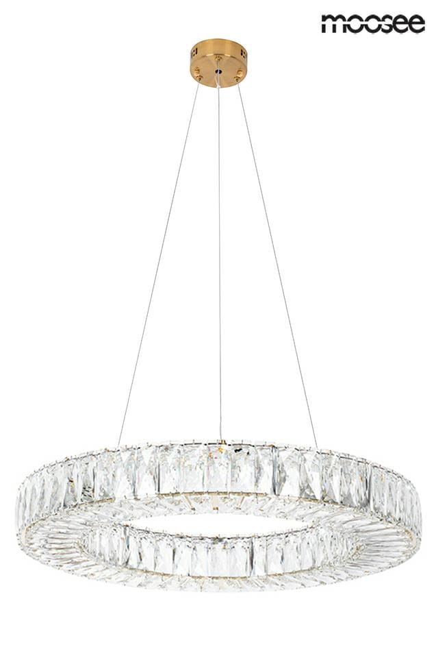 Lampa wisząca Allisia 80, złota, wykonana z metalu i szkła, o okrągłym kształcie. Posiada szklane dekoracje i jedno źródło światła LED o mocy 43W. Zawieszona na cienkich linkach, idealna do nowoczesnych wnętrz.