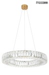 Lampa wisząca Allisia 80, złota, wykonana z metalu i szkła, o okrągłym kształcie. Posiada szklane dekoracje i jedno źródło światła LED o mocy 43W. Zawieszona na cienkich linkach, idealna do nowoczesnych wnętrz.