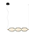 Lampa wisząca Rinot 1xLED/22W w czarnej oprawie, z trzema okrągłymi kloszami w białym kolorze. Ujęcie frontalne, produkt zawieszony na cienkim przewodzie. Wysoka jakość materiałów, nowoczesny design. Tło białe, co podkreśla elegancję lampy.