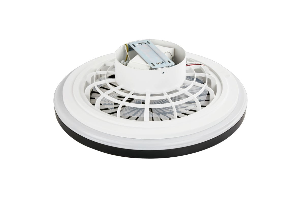 Kleo plafon z wentylatorem, czarny, o średnicy 48 cm. Widoczny wentylator w centralnej części, otoczony białą osłoną. Produkt z pilotem LED, z opcją regulacji temperatury barwowej. Ujęcie z boku, ukazujące detal konstrukcji.