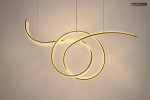 Lampa wisząca Wave 120 w kolorze złotym z jednym źródłem LED o mocy 28W. Posiada unikalny, spiralny kształt z przezroczystą fakturą, zawieszona na cienkich linkach, tworzy nowoczesną i elegancką aranżację. Tło w jasnym odcieniu.