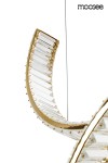 Lampa wisząca Wave 120 w kolorze złotym z elementami szklanymi, posiadająca jedną żarówkę LED o mocy 28W. Zbliżenie na zaokrągloną konstrukcję z przejrzystymi akcentami i ozdobnymi detalami.