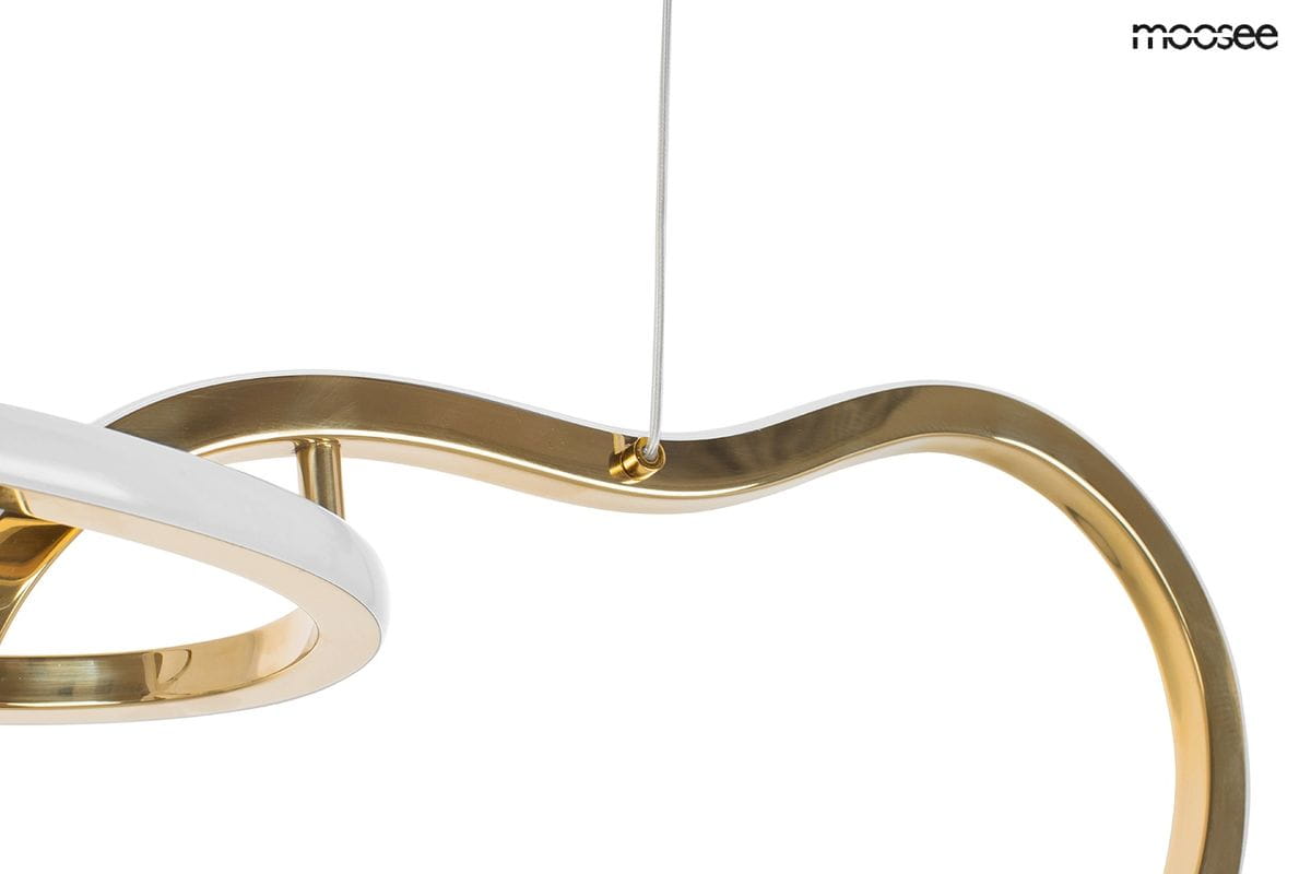 Lampa wisząca Jazz z trzema źródłami LED o mocy 36W, w kolorze złotym. Widoczny detal w formie falistej, metalowej konstrukcji z białym akcentem. Zawieszona na cienkim, białym przewodzie.