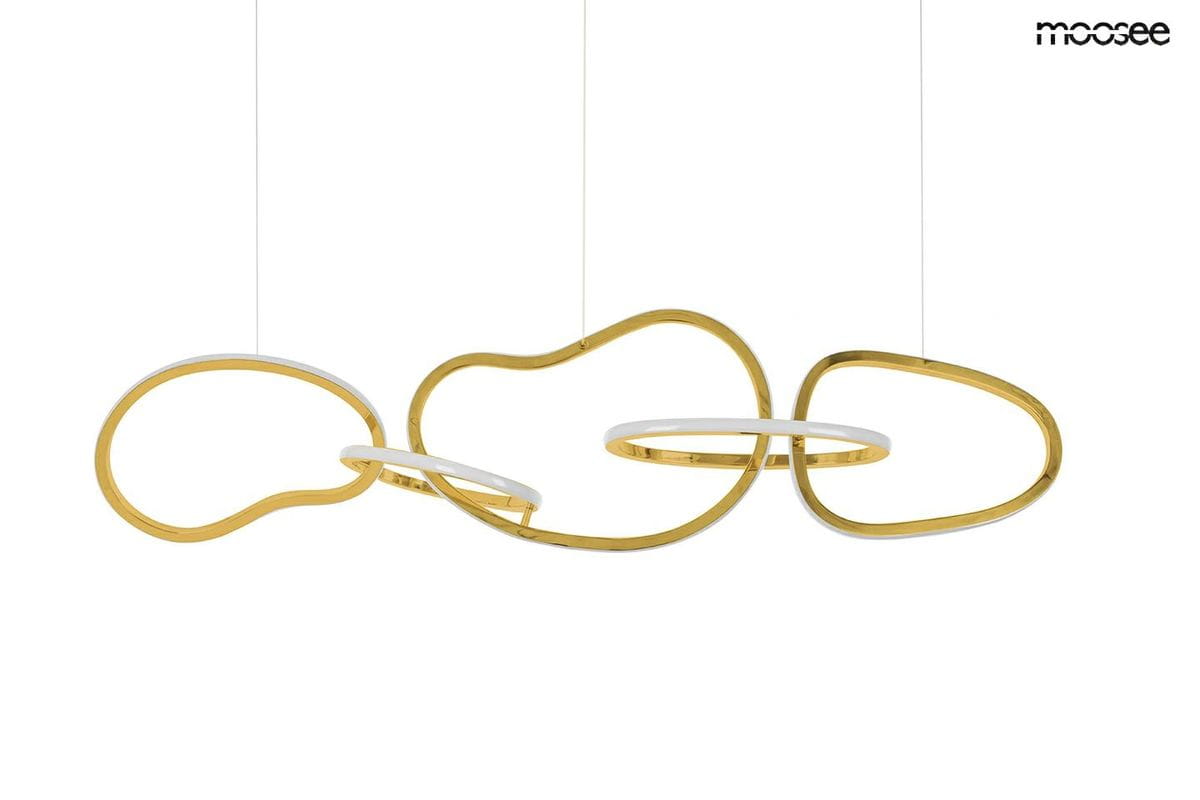 Lampa wisząca Jazz z pięcioma źródłami LED, w złotej oprawie. Charakteryzuje się organicznymi, falistymi kształtami i białymi detalami. Zawieszona na cienkich linkach, prezentuje nowoczesny design na białym tle.