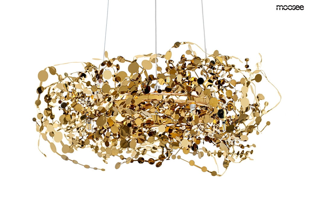 Lampa wisząca Monete 60, złota, z efektem dekoracyjnym w postaci opalizujących akcentów. Posiada 12 miejsc na żarówki G4. Ujęcie frontalne, zawieszona na cienkich linkach, złożona z metalowych elementów w formie okręgów i fal.