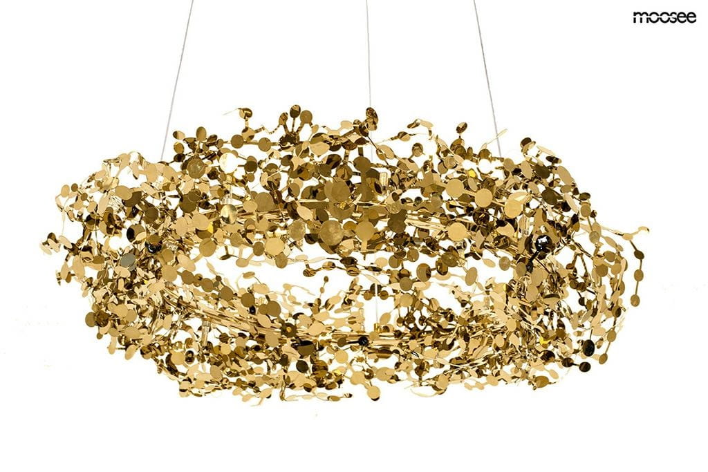 Lampa wisząca Monete 60 o średnicy okręgu, wykonana z metalicznych złotych elementów w kształcie liści oraz okręgów, zawieszona na cienkich linkach. Posiada miejsce na 12 żarówek G4. Tło białe, co podkreśla jej elegancki design.