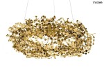 Lampa wisząca Monete 60 o średnicy okręgu, wykonana z metalicznych złotych elementów w kształcie liści oraz okręgów, zawieszona na cienkich linkach. Posiada miejsce na 12 żarówek G4. Tło białe, co podkreśla jej elegancki design.