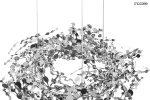 Lampa wisząca Monete 60 w kolorze chromu, z 12 źródłami światła G4. Ozdobiona efektownymi, metalicznymi elementami w kształcie okręgów, zawieszona na cienkich linkach. Stylowy design idealny do nowoczesnych wnętrz, na białym tle.