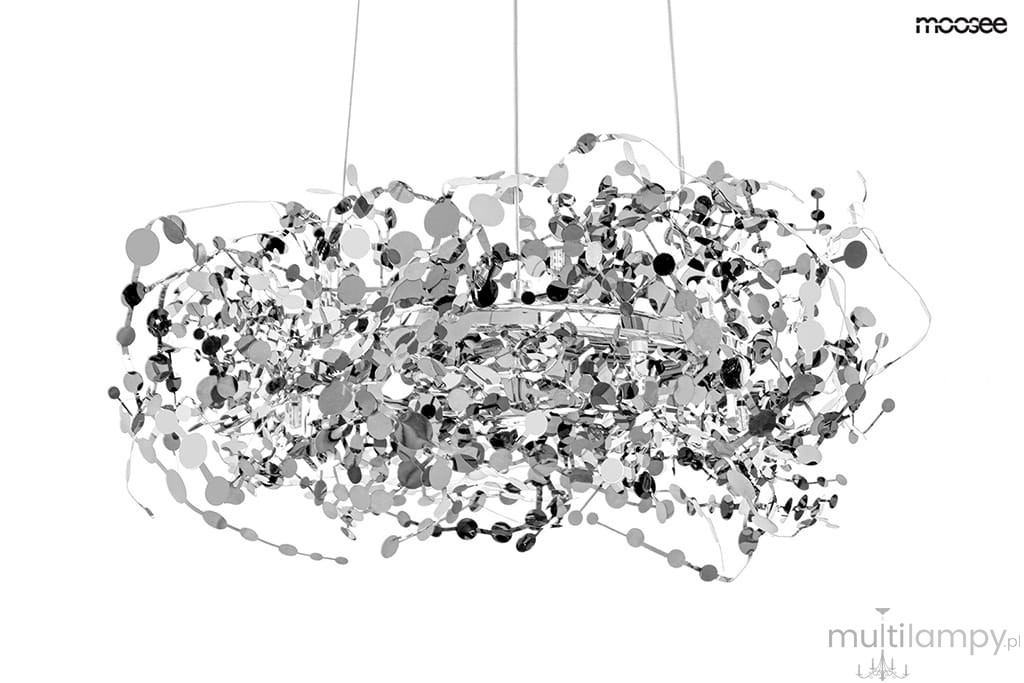 Lampa wisząca Monete 60 w kolorze chromu, składająca się z 12 źródeł światła G4. Ozdobna struktura z metalowych, okrągłych elementów w różnych rozmiarach, tworzy efektowną, dynamiczną formę. Zawieszona na cienkich linkach, na białym tle.