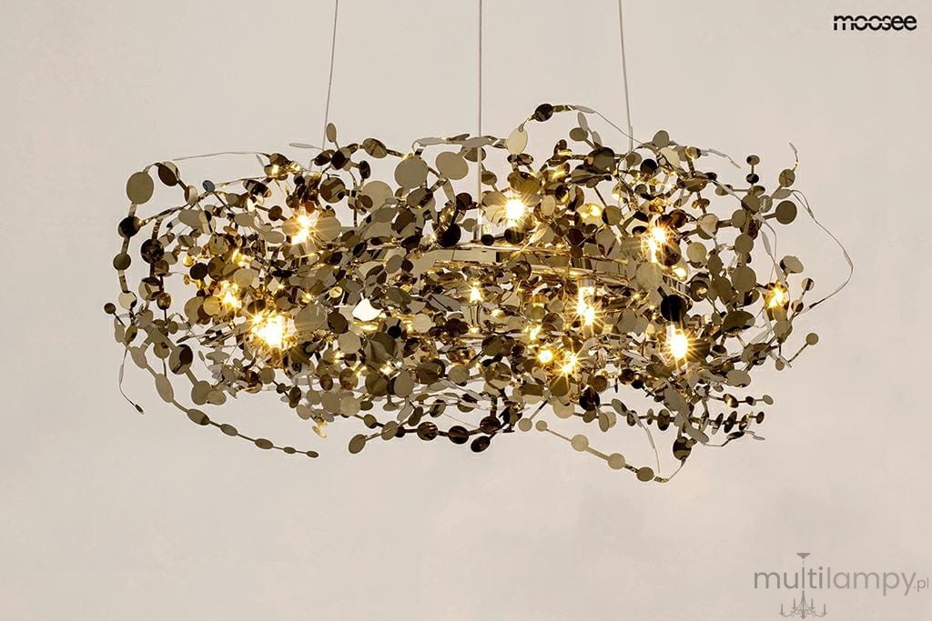 Lampa wisząca Monete 60 w kolorze chromu, z 12 żarówkami G4, o organicznej formie z metalowymi okręgami i przewodami, zawieszona na cienkich linkach. Efektowne oświetlenie, które tworzy nowoczesny akcent w aranżacji wnętrza.