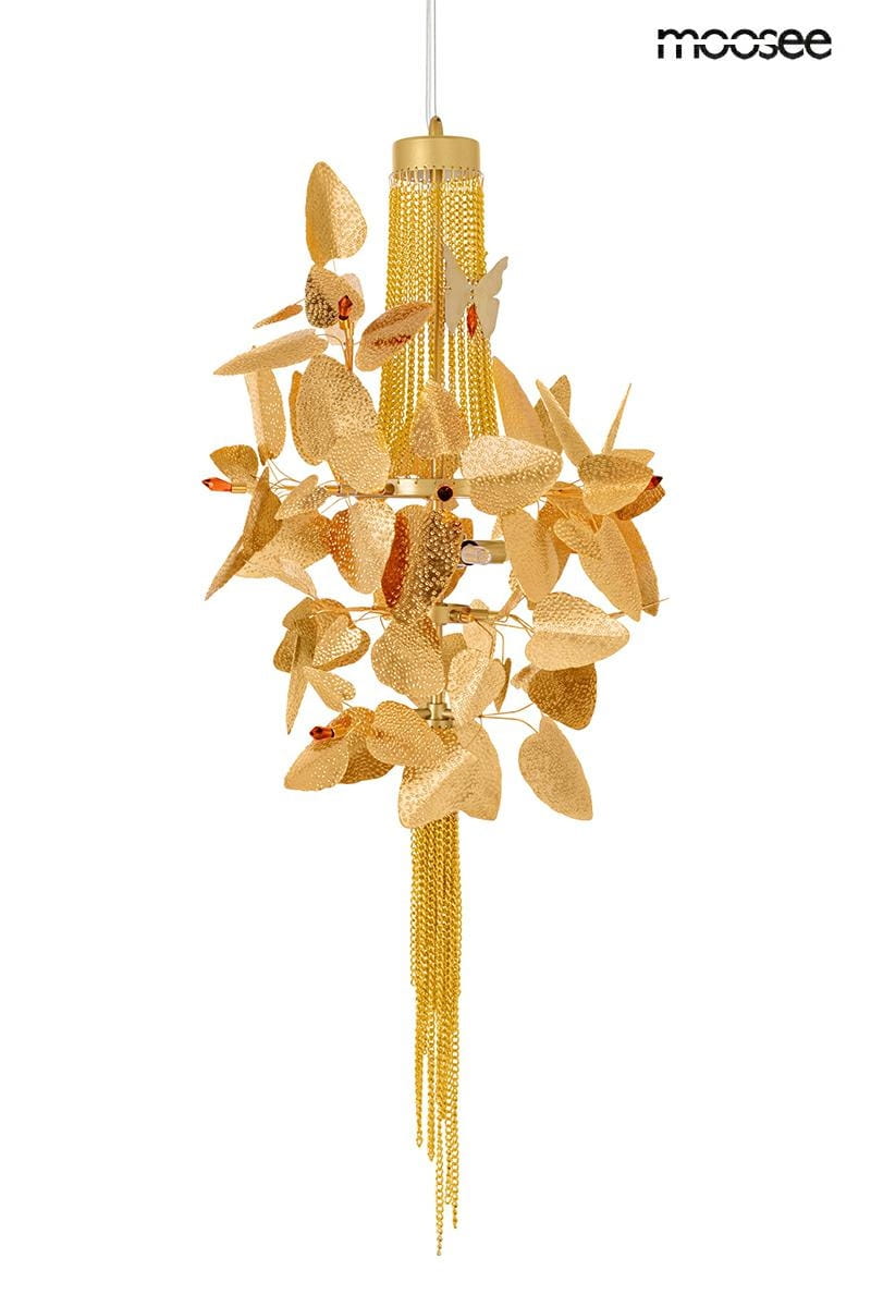 Lampa wisząca Paradiso w kolorze złotym, wyposażona w cztery gniazda G9. Wzór z liści oraz motyli, ozdobiona kryształkami. Zawieszona na długim łańcuszku, z widocznymi detalami na metalowej strukturze.
