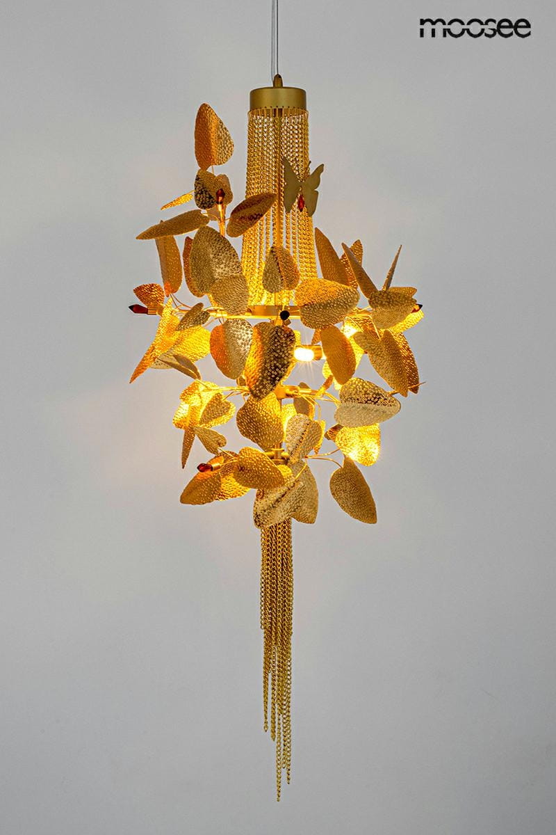 Lampa wisząca Paradiso 4xG9 w złotym kolorze, ozdobiona detalami w kształcie liści i motyli, z efektem świetlnym. Kształt okrągły, z wiszącymi łańcuszkami. Ujęcie frontalne na jasnym tle, eksponujące unikalny design i dekoracyjne elementy.