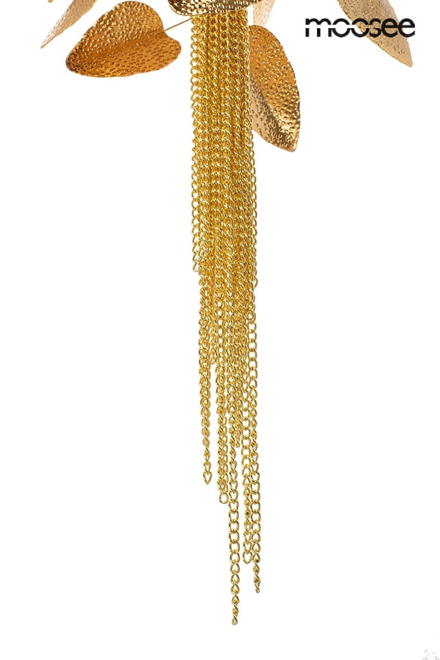 Złota lampa wisząca Paradiso z czterema miejscami na żarówki G9. Wykonana z teksturowanego metalu, z ozdobnymi łańcuszkami i liśćmi, zawieszona w pionie. Świetny dodatek do nowoczesnych wnętrz, na białym tle.