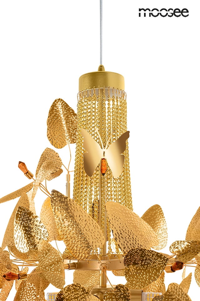 Lampa wisząca Paradiso 4xG9 w kolorze złotym, z dekoracyjnymi motylami i liśćmi, zawieszona na cienkim przewodzie. W górnej części widoczna siatka z metalowych łańcuszków. Elegancki design idealny do nowoczesnych wnętrz.