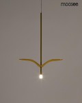 Lampa wisząca Gavi A w kolorze złotym, z jedną diodą LED 5W. Produkt ma prosty, elegancki kształt z długim trzonem i zaokrąglonymi ramionami, emitującym światło z centralnej części. Zawieszona na cienkim przewodzie, na jednolitym tle.