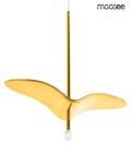 Lampa wisząca Gavi A z jedną żarówką LED 5W, w kolorze złotym, o nowoczesnym, organicznym kształcie z falistymi liniami. Produkt zawieszony na cienkim, metalowym pręcie, z przezroczystym elementem u podstawy.