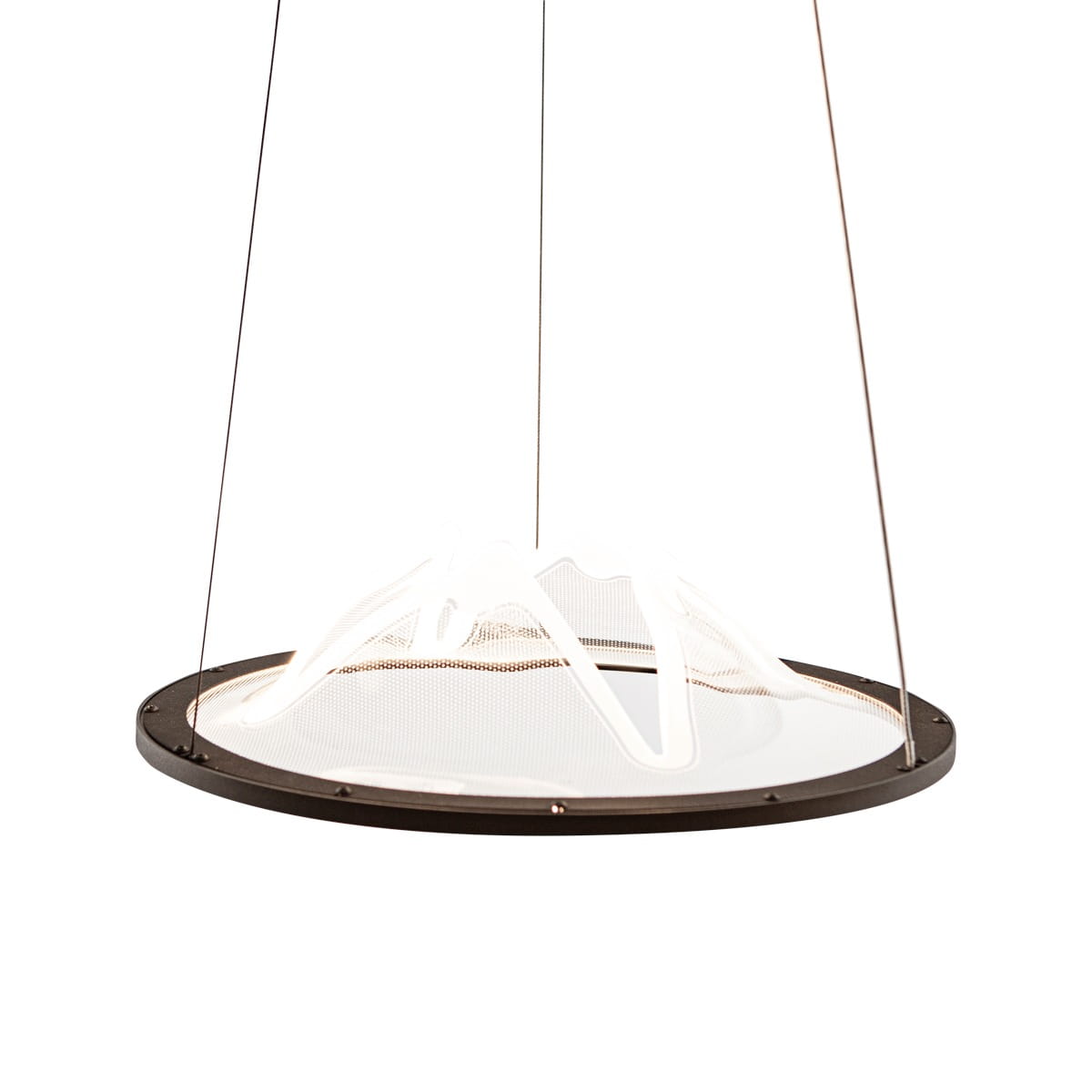 Lampa wisząca Baret, kolor kawowy, z białym abażurem w formie ażurowej konstrukcji. Kształt okrągły, zawieszona na cienkich linkach. Źródło światła LED o mocy 26W, idealna do nowoczesnych wnętrz.