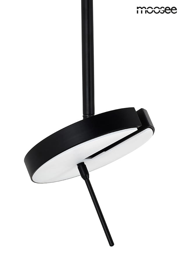 Lampa wisząca Bobbie z jedną diodą LED 8W, w kolorze czarnym. Okrągła, płaska konstrukcja z białym kloszem, zawieszona na cienkim pręcie. Ujęcie z góry, ukazujące detal mocowania oraz kształt lampy.