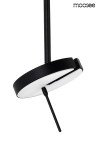 Lampa wisząca Bobbie z jedną diodą LED 8W, w kolorze czarnym. Okrągła, płaska konstrukcja z białym kloszem, zawieszona na cienkim pręcie. Ujęcie z góry, ukazujące detal mocowania oraz kształt lampy.