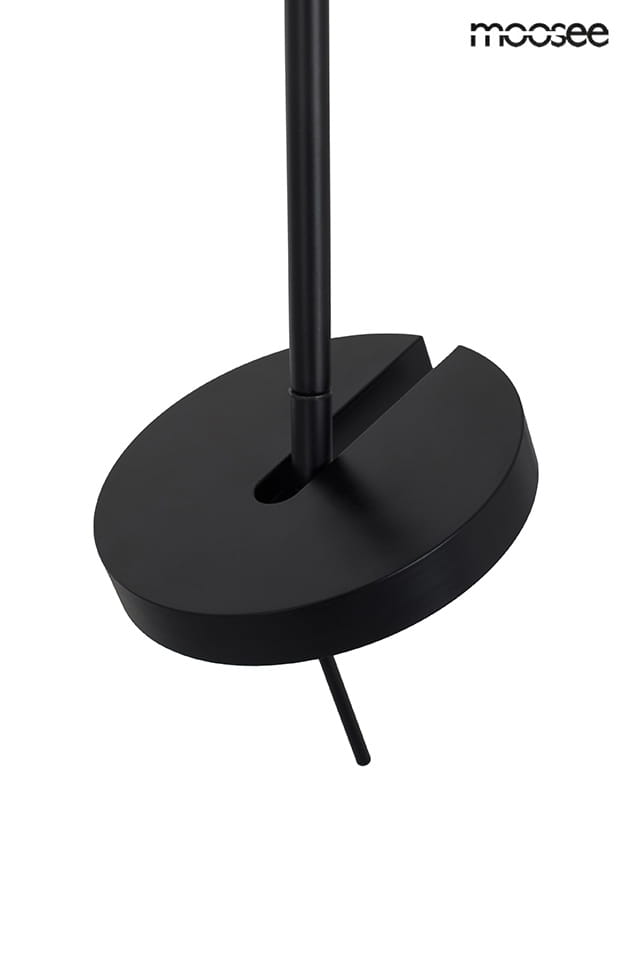 Lampa wisząca Bobbie w kolorze czarnym z pojedynczym źródłem LED o mocy 8W. Stojak w formie okrągłej podstawy z wycięciem, wykonany z metalu, o minimalistycznym designie. Produkt zawieszony na prostym, cienkim uchwycie.
